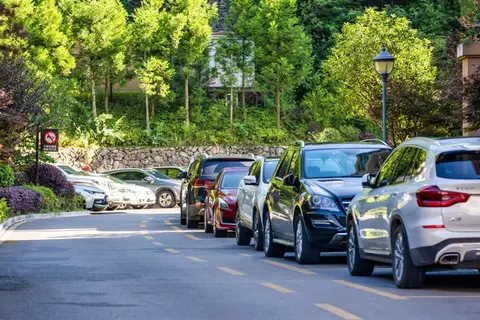 车轮上的社会剧场：当汽车成为流动的身份符号